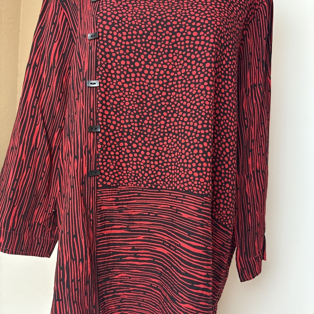 Ali Miles Artsy Red/Black Double Print Blouse W/Unique Buttons Size XL - Picture 3 of 11